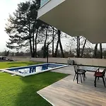 Sara Villa *