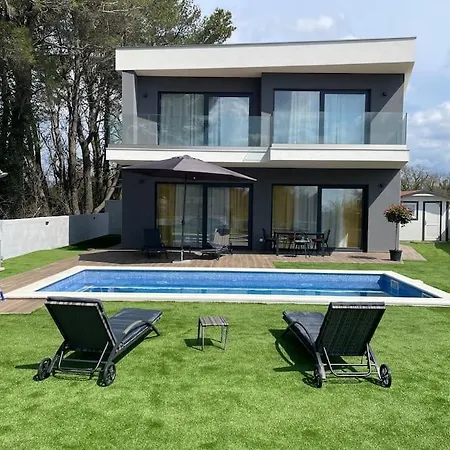 Sara Villa *
