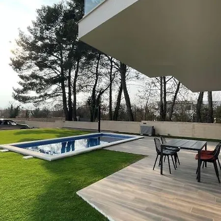 Sara Villa *