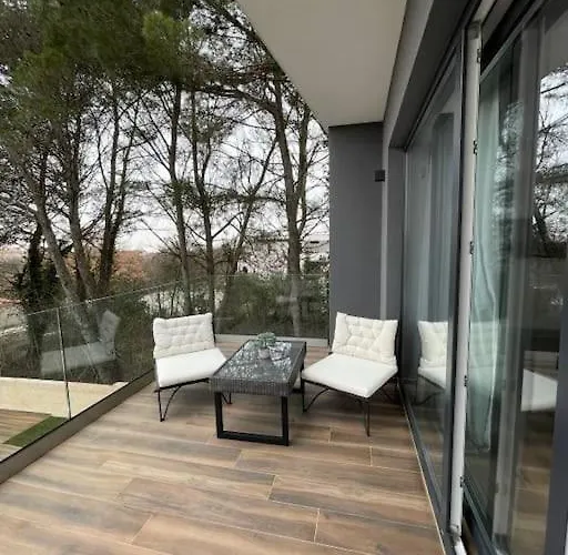 Sara Βίλα Juršići