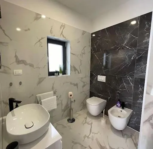 Sara Βίλα Juršići